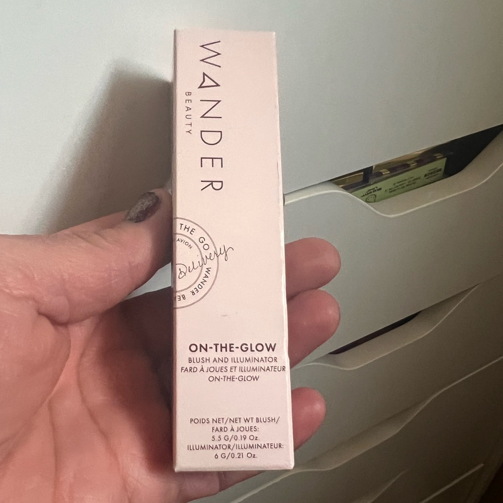 New, WANDER BEAUTY ON-THE-GLOW BLUSH AND ILLUMINATOR ON THE Color BARE . sealed.